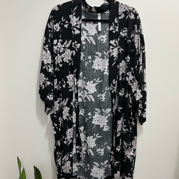 ❌SOLD❌ Black and white floral kimono - Picture 2 of 6